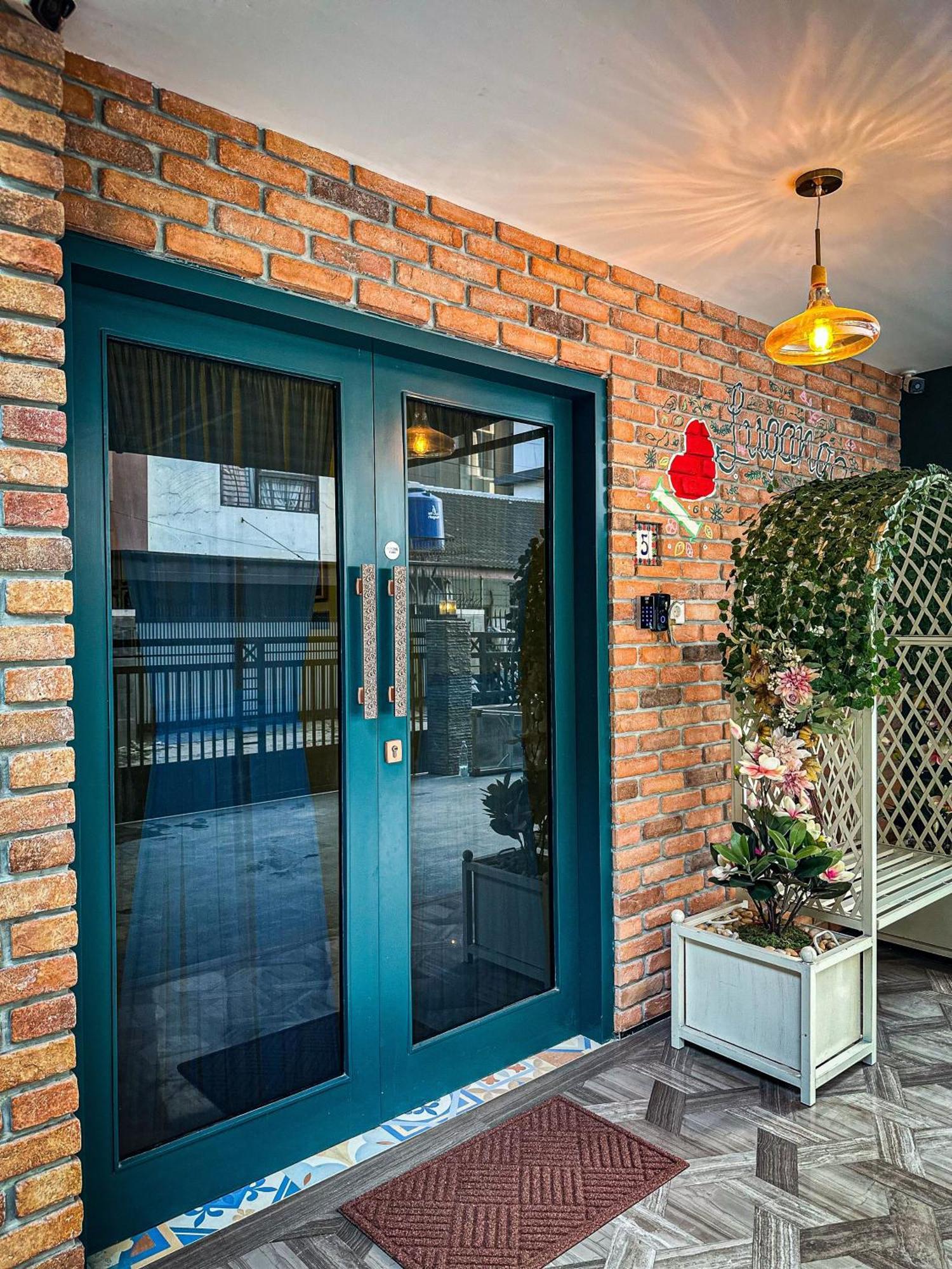 Lugano Arte Homestay Jakarta Buitenkant foto