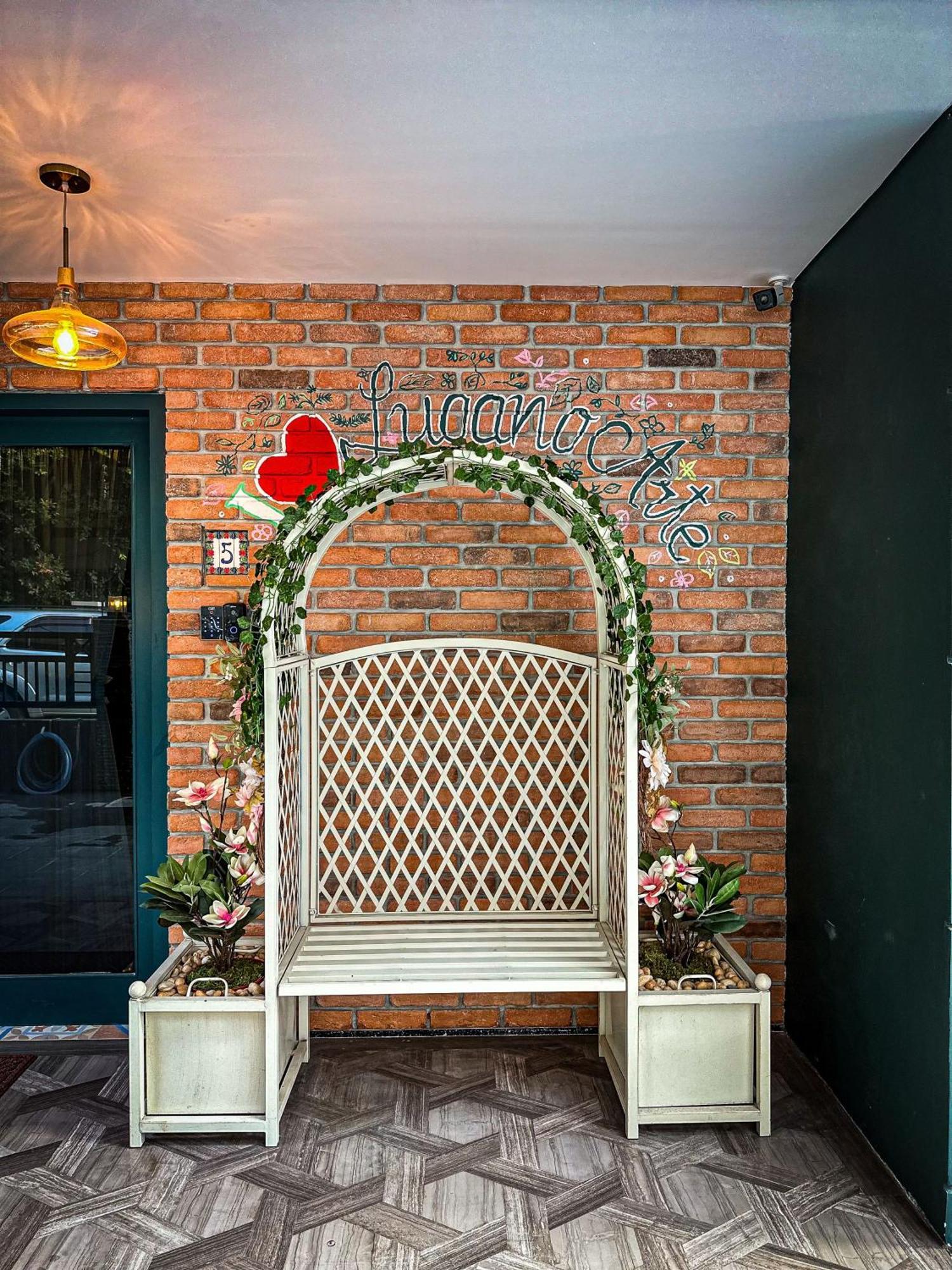 Lugano Arte Homestay Jakarta Buitenkant foto